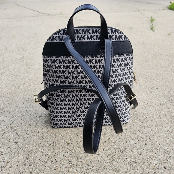 New Michael Kors Cindy backpack medium - Picture 2 of 14